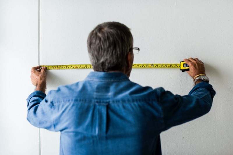Man using measuring tape